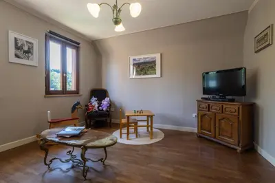 Télévision ou salle de divertissement dans l'établissement Appartement Lino - base idéale pour explorer l'Alsace, emplacement privilégié entre vignes et Vosges