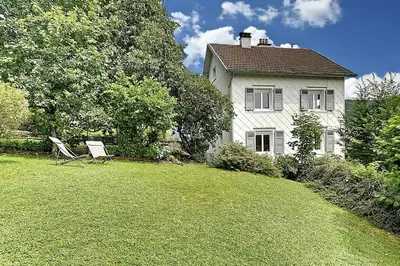 Jardin de l'établissement Le Cocoon Clairefontaine - Maison vue montagne