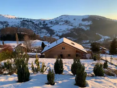 Vue générale sur la montagne ou vue sur la montagne depuis le chalet