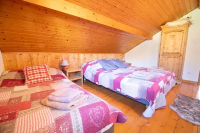 Un ou plusieurs lits dans un hébergement de l'établissement Duplex dans chalet avec superbe vue lac et piscine commune