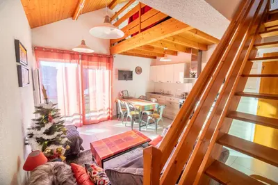 Coin salon dans l'établissement Duplex dans chalet avec superbe vue lac et piscine commune