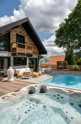 Piscine de l'établissement Lilou Shelter ou située à proximité