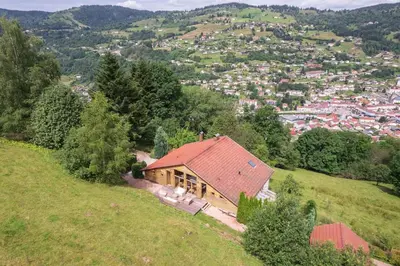 Vue générale sur la montagne ou vue sur la montagne depuis le chalet