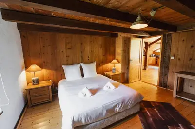 Un ou plusieurs lits dans un hébergement de l'établissement Aux Sources - 14 personnes - sauna & jacuzzi