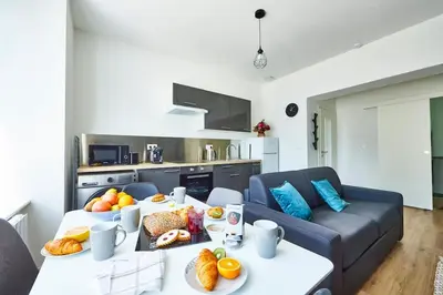 Cuisine ou kitchenette dans l'établissement 2 pièces cosy, tram en face, Wi-Fi rapide