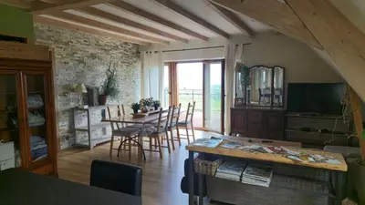 Télévision ou salle de divertissement dans l'établissement Le Jardin d Eden