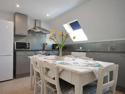 Cuisine ou kitchenette dans l'établissement Gîte Elouann familial spacieux calme