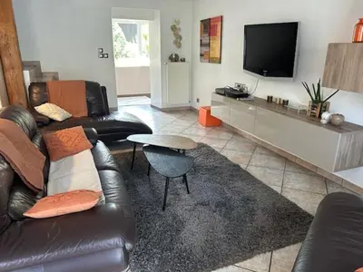 Télévision ou salle de divertissement dans l'établissement Maison à BUHL