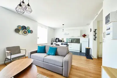 Cuisine ou kitchenette dans l'établissement Bel appartement cosy, tram au pied du logement