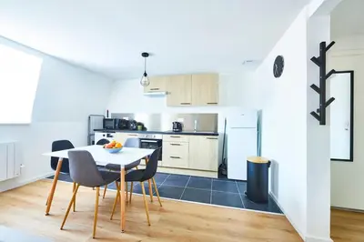 Cuisine ou kitchenette dans l'établissement Séjour cosy avec Wi-Fi rapide