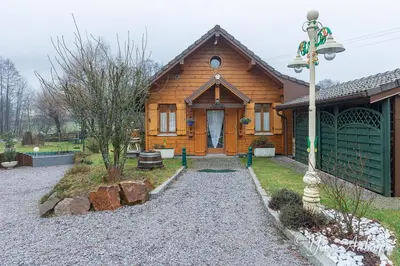 Jardin de l'établissement Charmant chalet La Zaubette au bord de l'eau