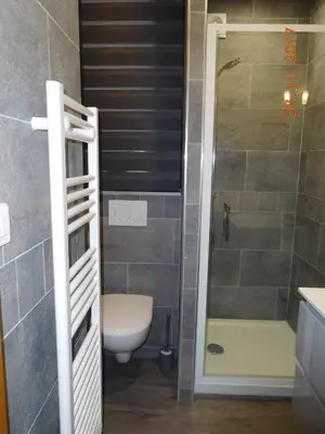 Salle de bains dans l'établissement Les Edelweiss