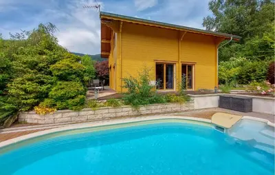 Piscine de l'établissement Amazing Home In Rupt-Sur-Moselle ou située à proximité