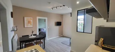 Télévision ou salle de divertissement dans l'établissement Appartement lumineux 2 chambres