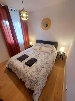 Un ou plusieurs lits dans un hébergement de l'établissement Appartement 3 ch avec garage, proche Techn'hom