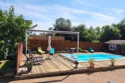 Piscine de l'établissement L'Essentiel-Appartement neuf et cosy avec piscine ou située à proximité