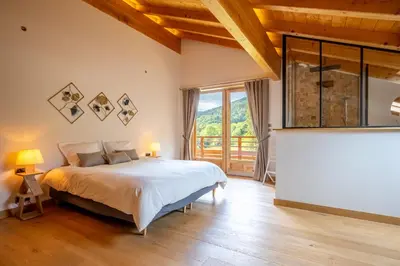 Un ou plusieurs lits dans un hébergement de l'établissement Chalet Neuf 10 personnes, Piscine et Spa
