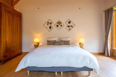 Un ou plusieurs lits dans un hébergement de l'établissement Chalet Neuf 10 personnes, Piscine et Spa
