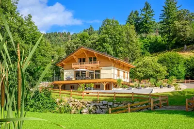 Jardin de l'établissement Chalet Neuf 10 personnes, Piscine et Spa