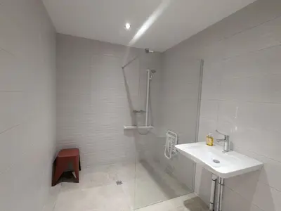 Salle de bains dans l'établissement Gîte Montagne avec Piscine Chauffée, Spa et Sauna - Les Roches - FR-1-589-656
