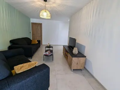 Coin salon dans l'établissement Gîte Montagne avec Piscine Chauffée, Spa et Sauna - Les Roches - FR-1-589-656