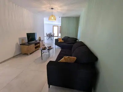 Télévision ou salle de divertissement dans l'établissement Gîte Montagne avec Piscine Chauffée, Spa et Sauna - Les Roches - FR-1-589-656