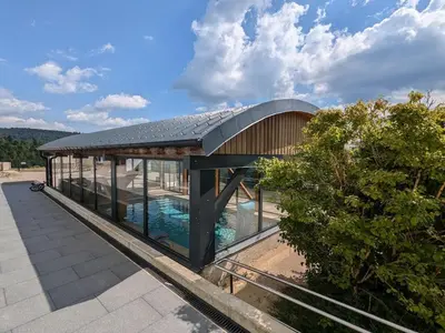 Piscine de l'établissement Gîte avec piscine chauffée, spa et vue sur la vallée - FR-1-589-655 ou située à proximité