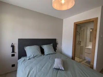 Un ou plusieurs lits dans un hébergement de l'établissement Gîte avec piscine chauffée, spa et vue sur la vallée - FR-1-589-655