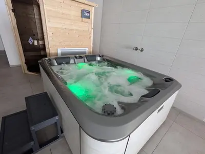 Plan de l'établissement Gîte avec piscine chauffée, spa et vue sur la vallée - FR-1-589-655