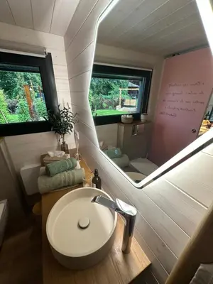 Coin salon dans l'établissement Tiny House des Cigognes