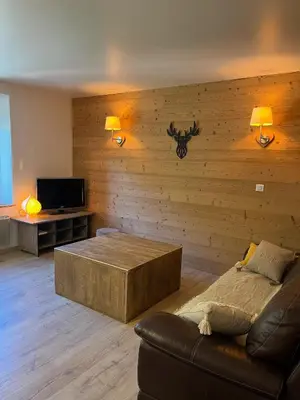 Télévision ou salle de divertissement dans l'établissement Loft 5 personnes type chalet avec jardin