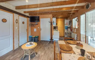 Cuisine ou kitchenette dans l'établissement 2 Bedroom Beautiful Home In Le Ménil