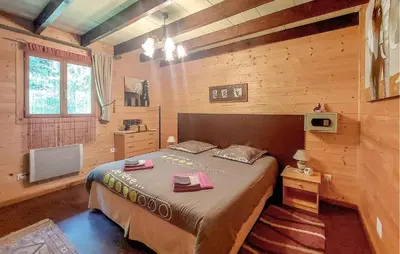 Un ou plusieurs lits dans un hébergement de l'établissement 2 Bedroom Beautiful Home In Le Ménil