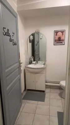 Salle de bains dans l'établissement Studio meublé