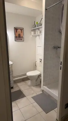 Salle de bains dans l'établissement Studio meublé