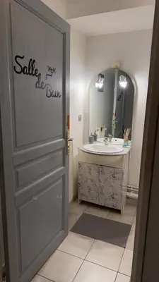 Salle de bains dans l'établissement Studio meublé
