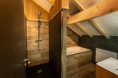 Salle de bains dans l'établissement Chalet némésia avec spa à Gérardmer