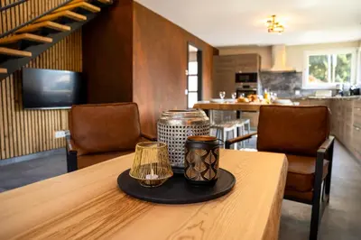 Coin salon dans l'établissement Chalet némésia avec spa à Gérardmer