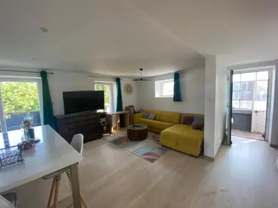 Télévision ou salle de divertissement dans l'établissement Appartement coquet avec 3 chambres en face des pistes de ski