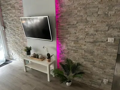 Télévision ou salle de divertissement dans l'établissement Suite Lounge avec parking