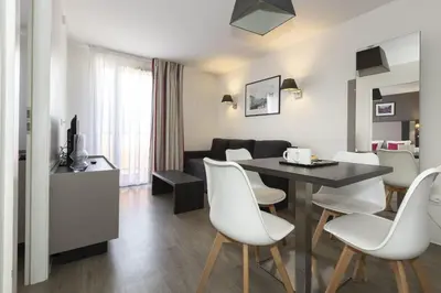 Télévision ou salle de divertissement dans l'établissement Appart'hôtel Odalys City - Colmar Centre