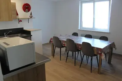Cuisine ou kitchenette dans l'établissement Gîte les Tilleuls Piscine été 2026