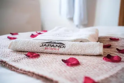 Un ou plusieurs lits dans un hébergement de l'établissement Nuit romantique, Suite avec jacuzzi et cinéma privé au design Japandi