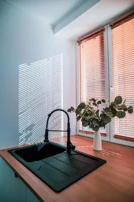 Plan de l'établissement Nuit romantique, Suite avec jacuzzi et cinéma privé au design Japandi