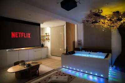 Télévision ou salle de divertissement dans l'établissement Nuit romantique, Suite avec jacuzzi et cinéma privé au design Japandi