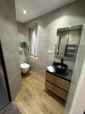 Salle de bains dans l'établissement 50 nuances de rouge