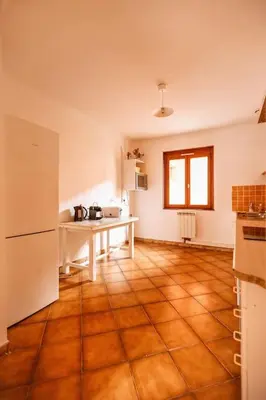 Cuisine ou kitchenette dans l'établissement Logement sur la route des vins