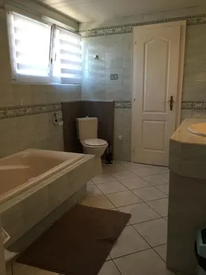 Salle de bains dans l'établissement Gîte 10 personnes