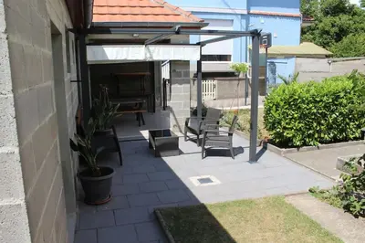 Jardin de l'établissement Gîte ''Les Bleuets'' Piscine été 2026