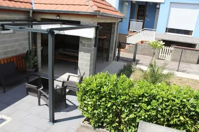 Balcon ou terrasse dans l'établissement Gîte ''Les Bleuets'' Piscine été 2026